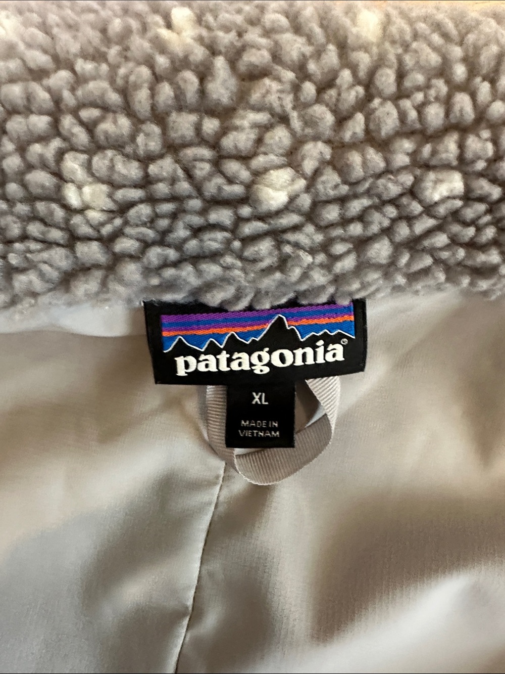 Patagonia Womens’ Gray Sherpa Snap-Front Jacket with white polka Dot Pattern - Picture 4 of 5